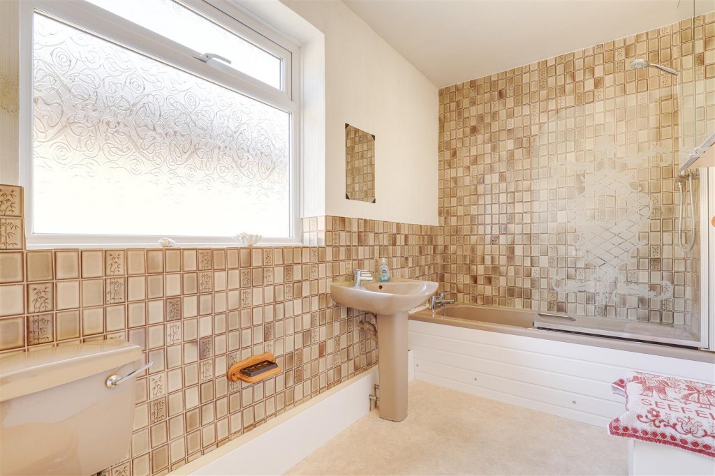 Catriona Crescent, Arnold, Nottinghamshire, NG5 8EN
