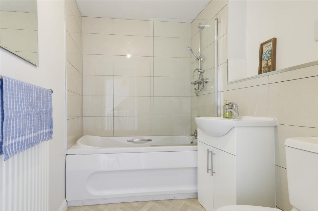 Rowans Crescent, Basford, Nottinghamshire, NG6 8YH
