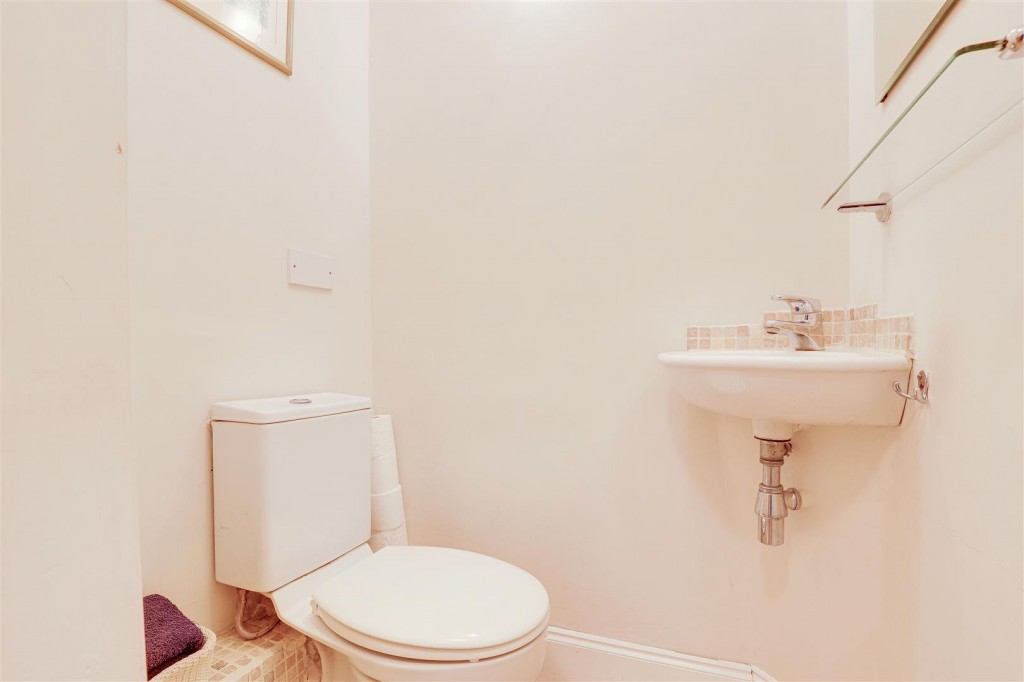 Brookland Drive, Beeston, Nottinghamshire, NG9 4BD