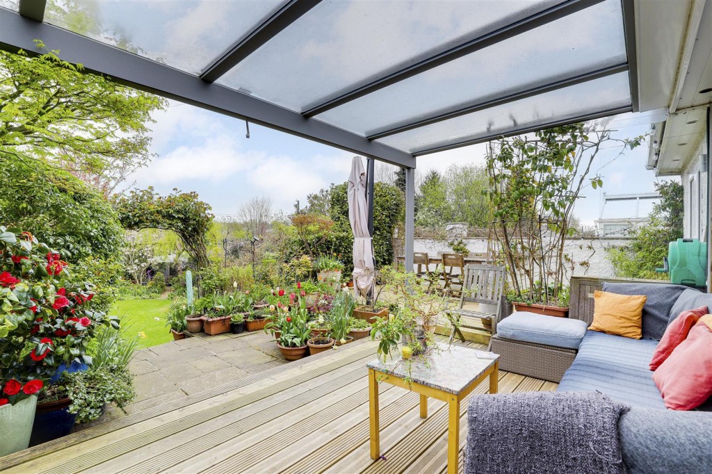 Brookland Drive, Beeston, Nottinghamshire, NG9 4BD