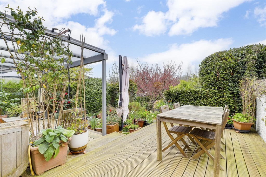 Brookland Drive, Beeston, Nottinghamshire, NG9 4BD