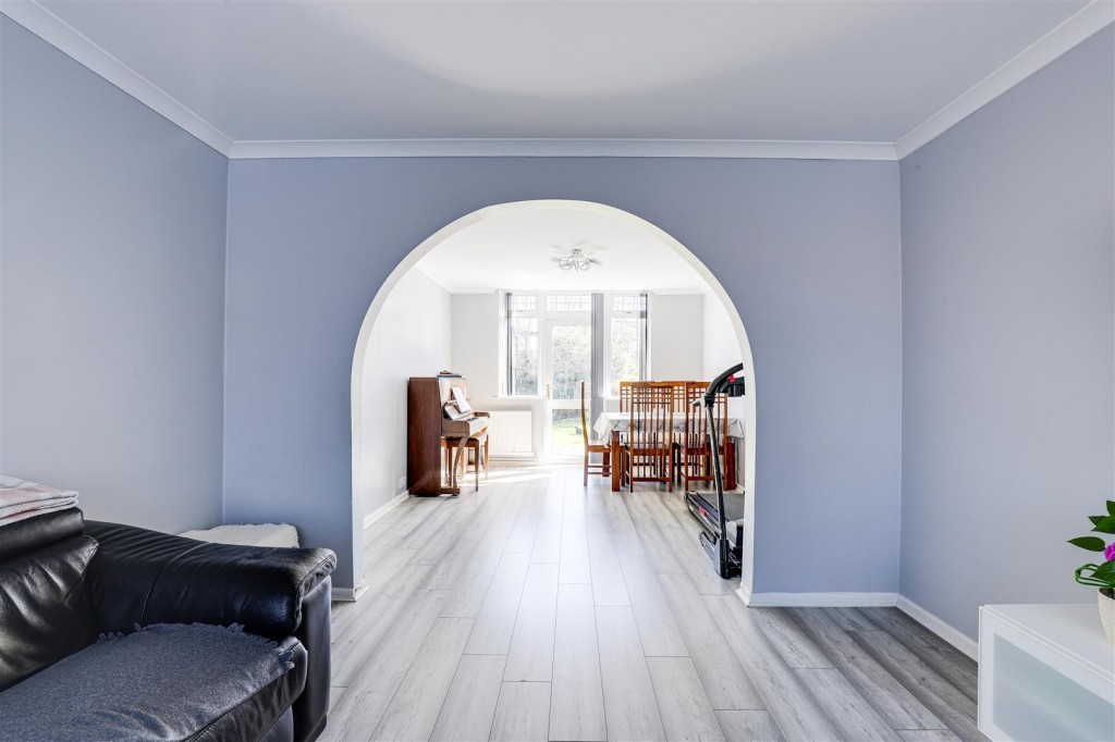 Arleston Drive, Wollaton, Nottinghamshire, NG8 2FZ
