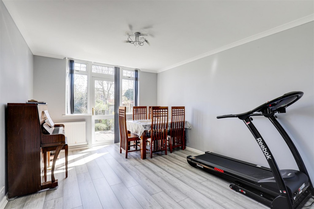 Arleston Drive, Wollaton, Nottinghamshire, NG8 2FZ