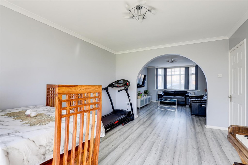 Arleston Drive, Wollaton, Nottinghamshire, NG8 2FZ