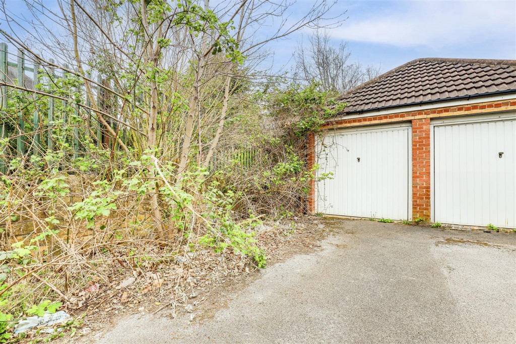 Edmonstone Crescent, Bestwood, Nottingham, NG5 5UW