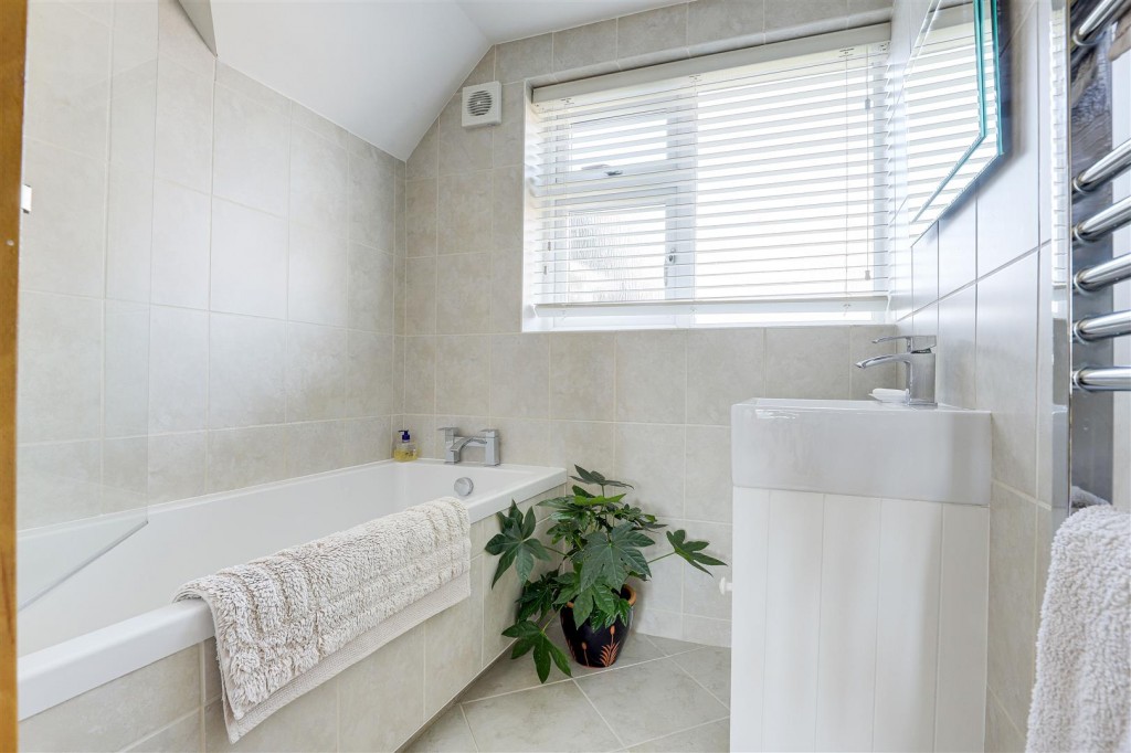 Cromwell Road, Beeston, Nottinghamshire, NG9 1DE