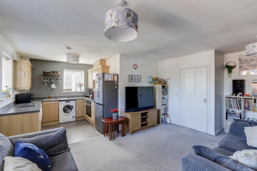 Burberry Avenue, Hucknall, Nottinghamshire, NG15 7EZ