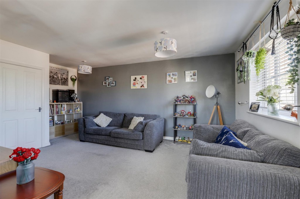 Burberry Avenue, Hucknall, Nottinghamshire, NG15 7EZ