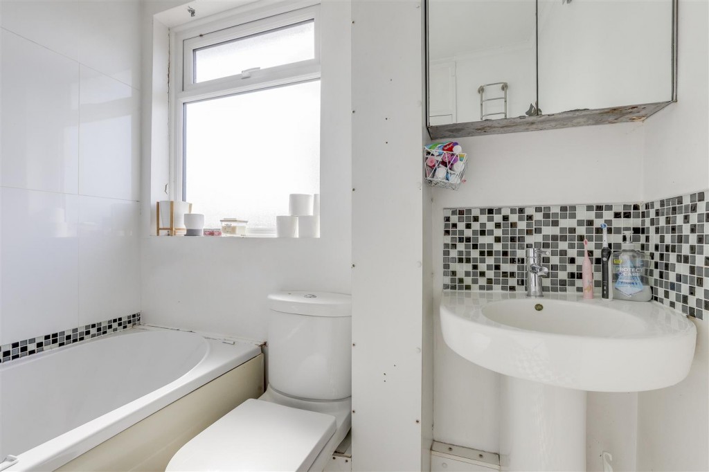 Hoylake Crescent, Broxtowe, Nottinghamshire, NG8 4PX