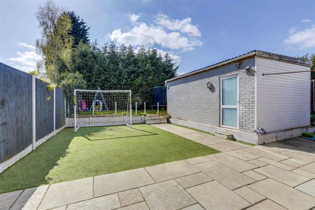 Hoylake Crescent, Broxtowe, Nottinghamshire, NG8 4PX