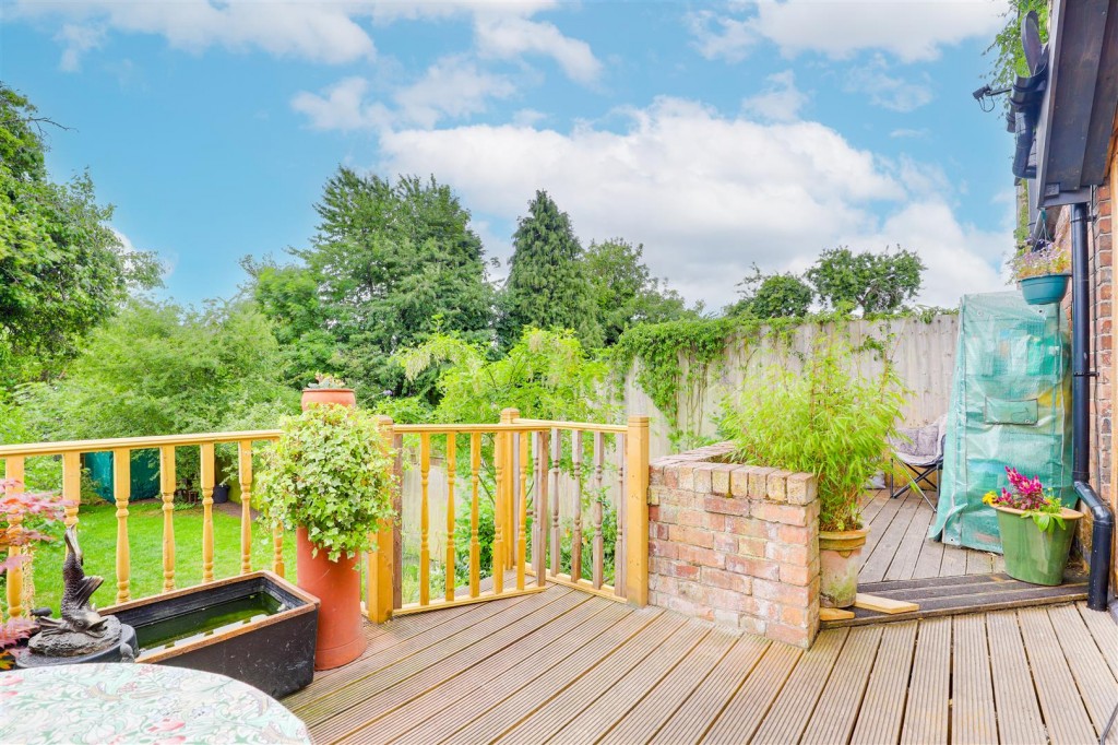 Woodborough Road, Nottinghamshire, NG3 5QQ