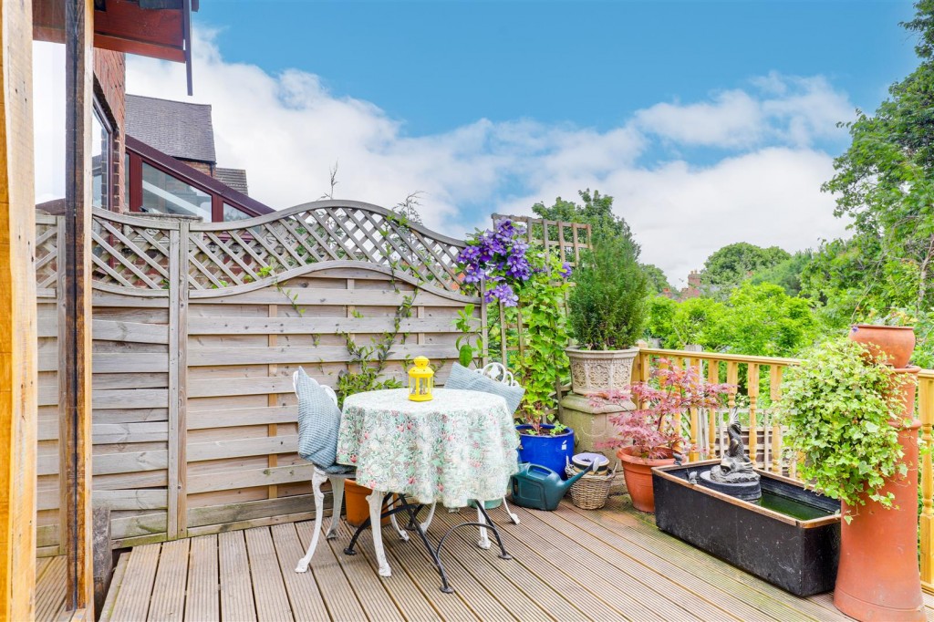 Woodborough Road, Nottinghamshire, NG3 5QQ