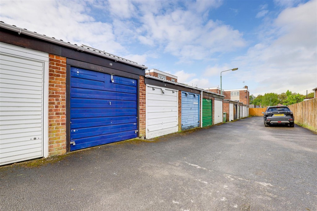 Abbotsbury Close, Rise Park, Nottinghamshire, NG5 5BY
