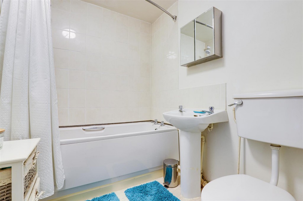 Abbotsbury Close, Rise Park, Nottinghamshire, NG5 5BY