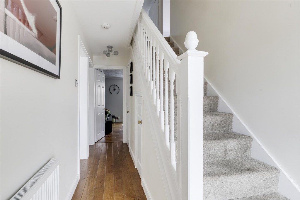 Larch Close, Arnold, Nottinghamshire, NG5 8SB