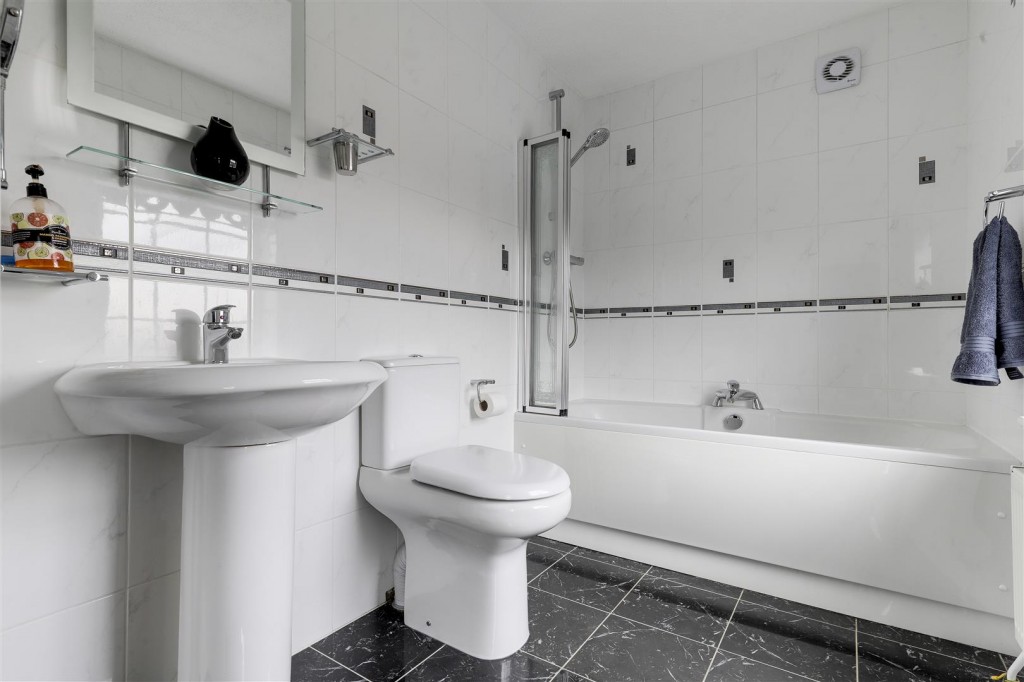 Larch Close, Arnold, Nottinghamshire, NG5 8SB