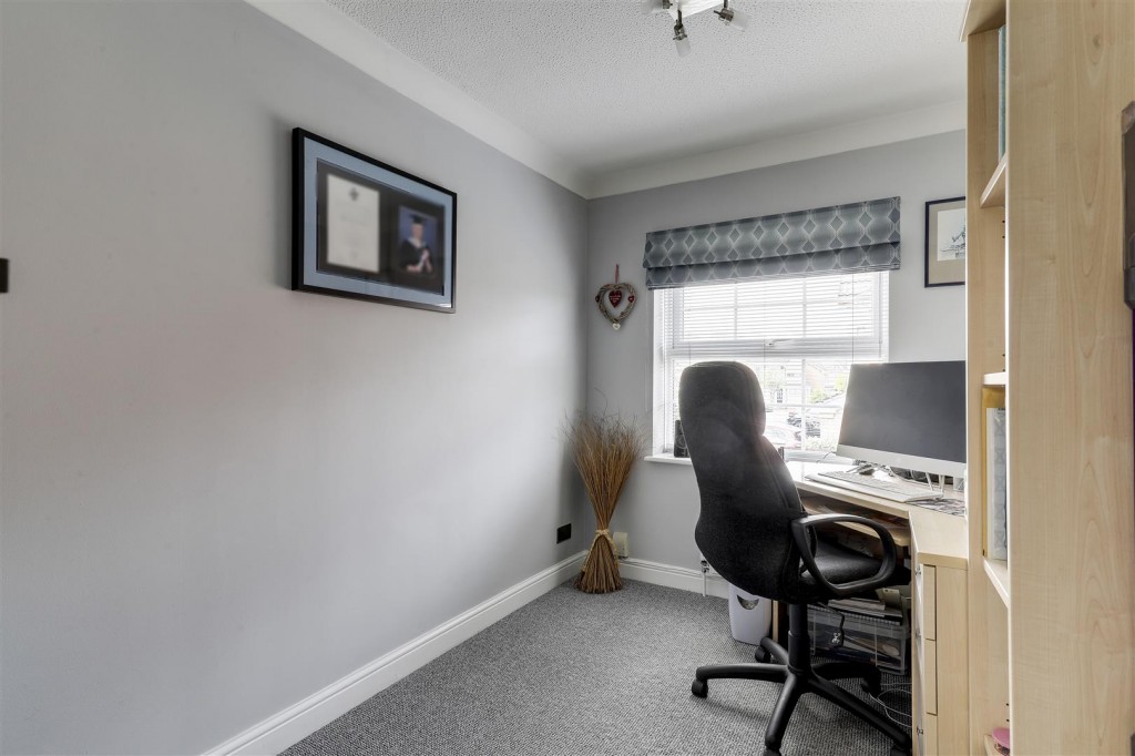 Larch Close, Arnold, Nottinghamshire, NG5 8SB