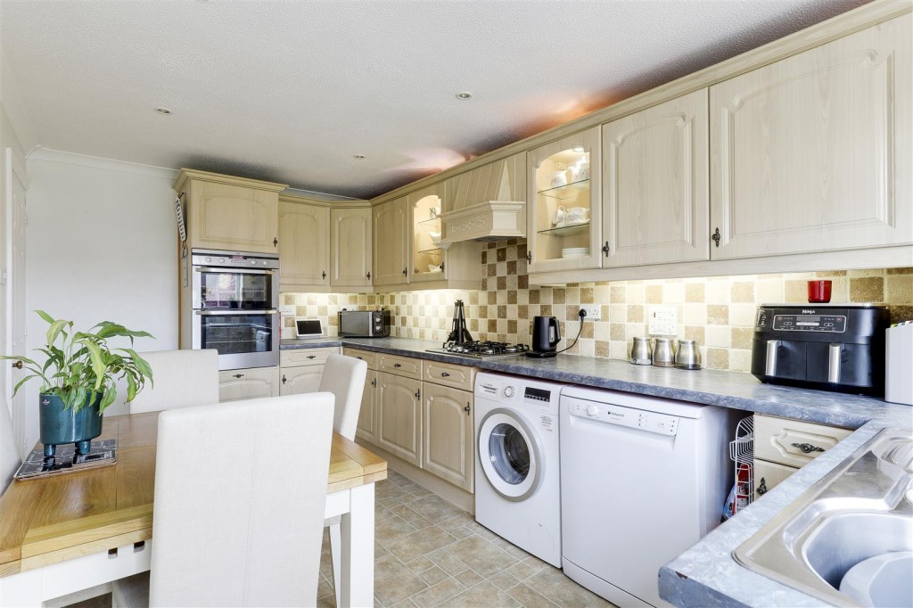 Larch Close, Arnold, Nottinghamshire, NG5 8SB