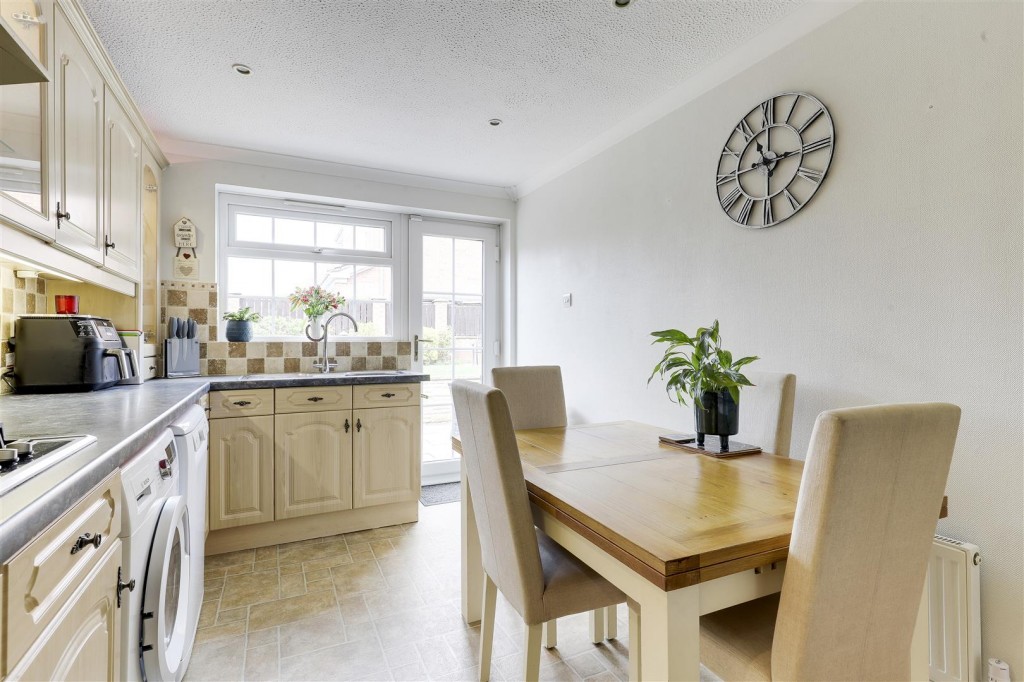 Larch Close, Arnold, Nottinghamshire, NG5 8SB