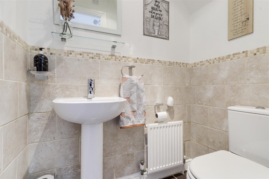 Larch Close, Arnold, Nottinghamshire, NG5 8SB