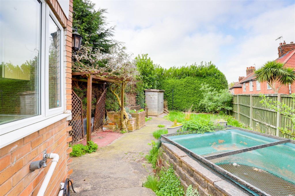 St. Albans Road, Bulwell, Nottingham, NG6 9JX