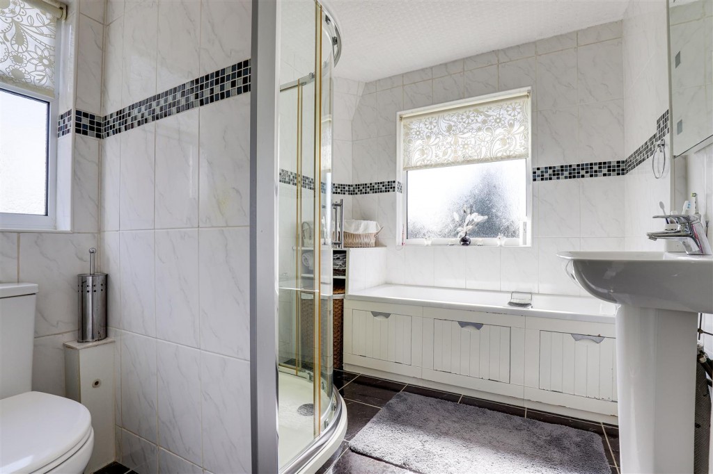 Manor Crescent, Carlton, Nottinghamshire, NG4 3BA