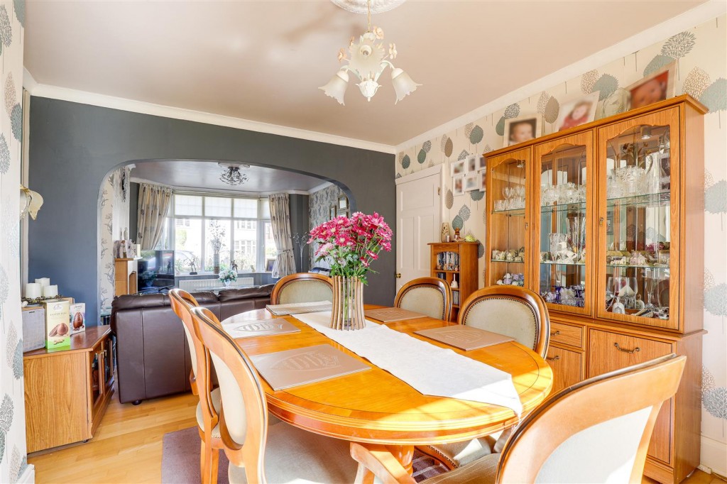 Manor Crescent, Carlton, Nottinghamshire, NG4 3BA