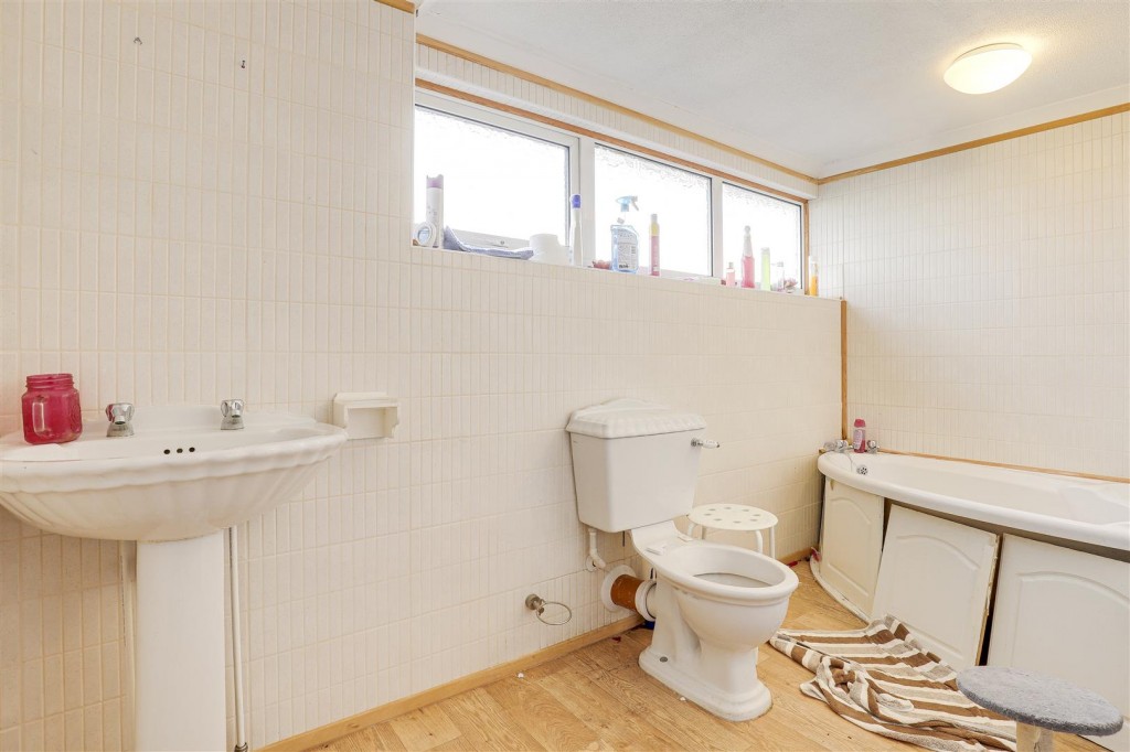 Pine Hill Close, Rise Park, Nottinghamshire, NG5 9DA
