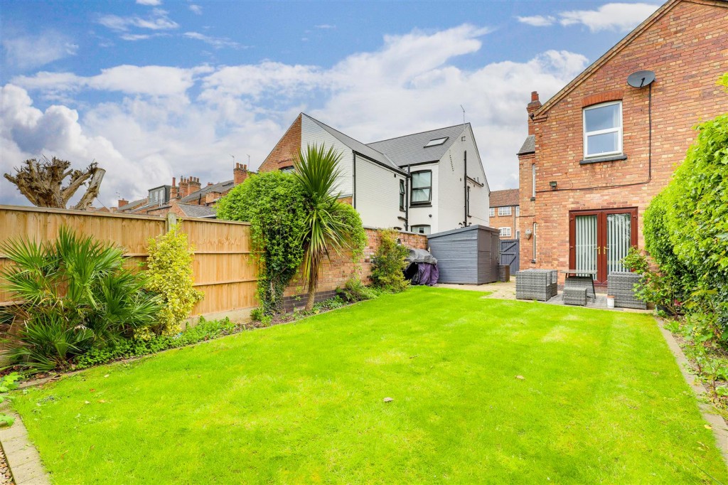 Burton Road, Carlton, Nottinghamshire, NG4 3DH
