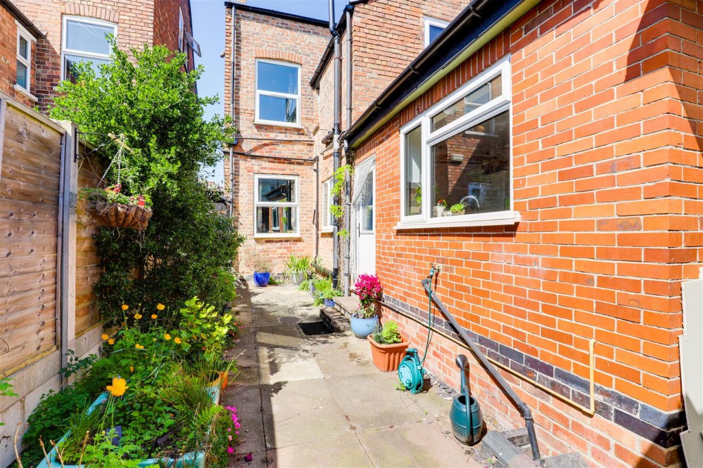 Wiverton Road, Forest Fields, Nottinghamshire, NG7 6NQ