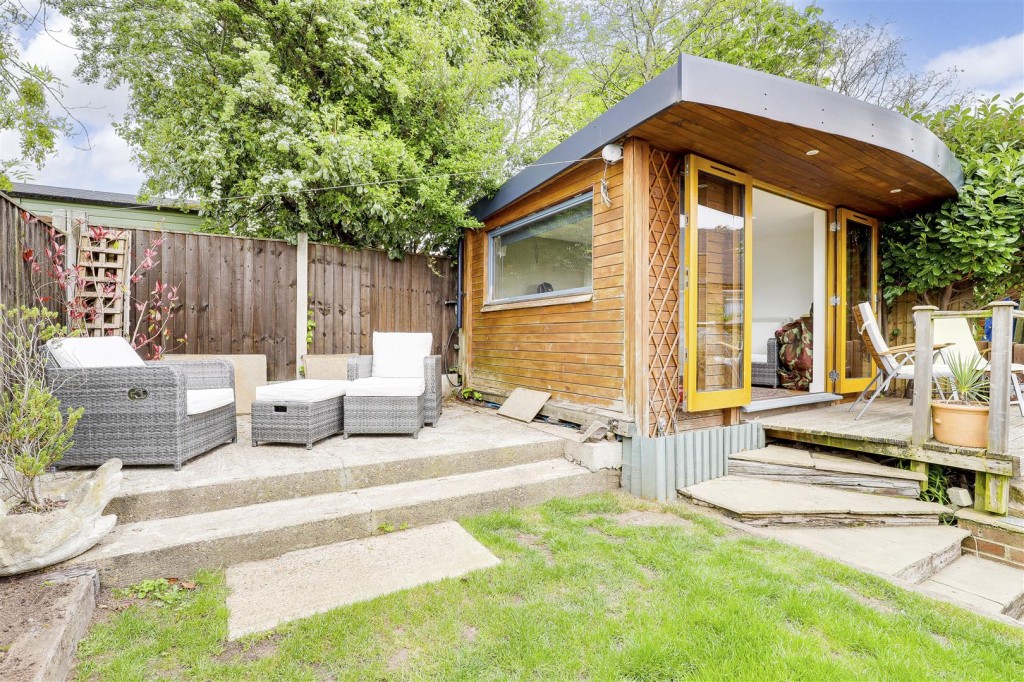 Fraser Crescent, Carlton, Nottinghamshire, NG4 1NL