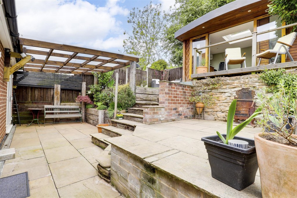 Fraser Crescent, Carlton, Nottinghamshire, NG4 1NL