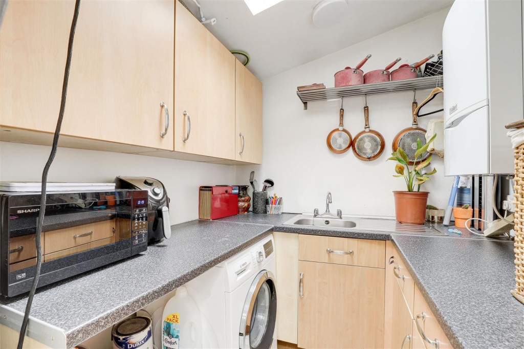 Fraser Crescent, Carlton, Nottinghamshire, NG4 1NL