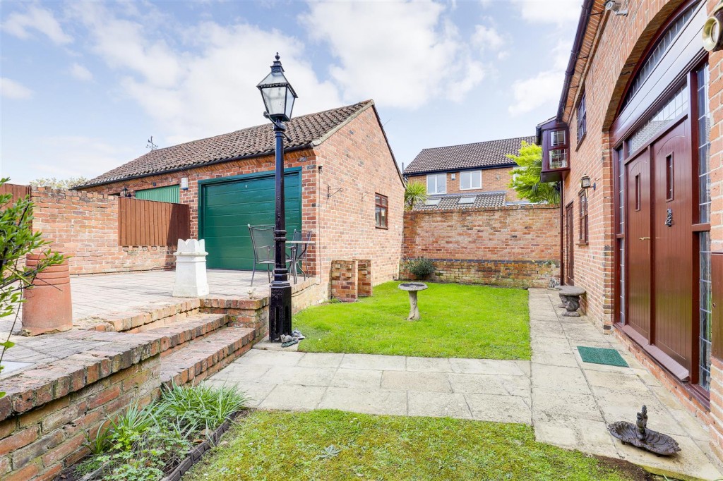 Willow Lane, Gedling, Nottinghamshire, NG4 4BJ