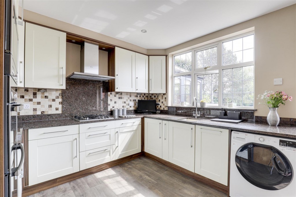 Plains Road, Mapperley, Nottinghamshire, NG 3 5LE
