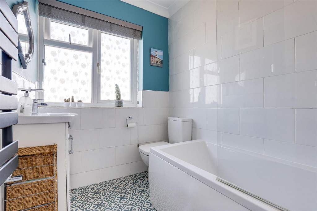 Cromwell Crescent, Lambley, Nottinghamshire, NG4 4PJ