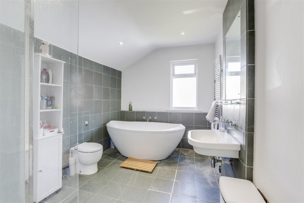 Queens Road, Beeston, Nottinghamshire, NG9 2BG
