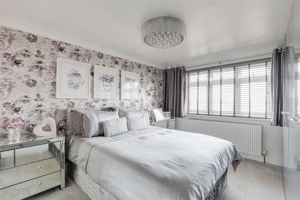 Bardfield Gardens, Rise Park, Nottinghamshire, NG5 5AY