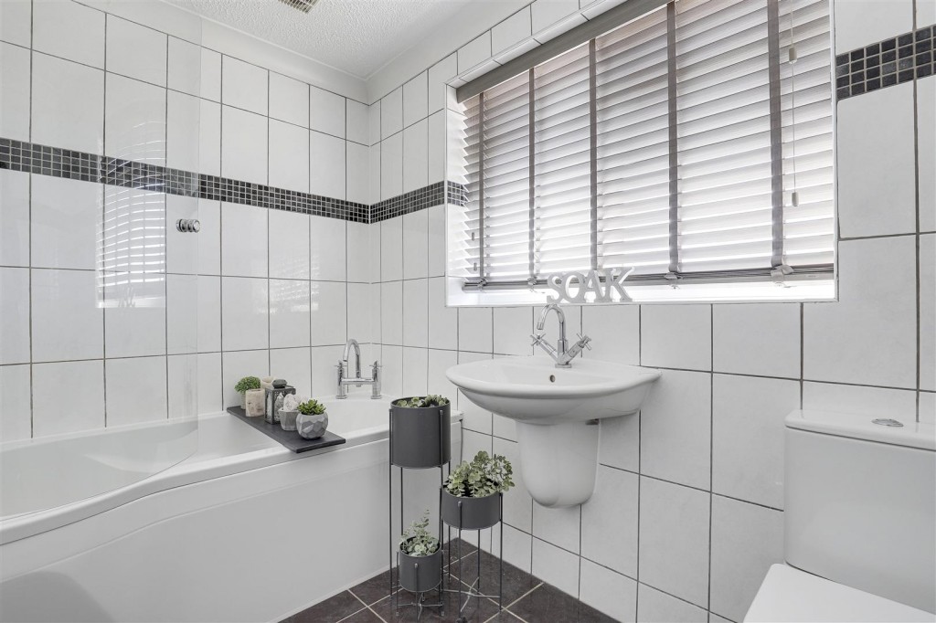 Bardfield Gardens, Rise Park, Nottinghamshire, NG5 5AY