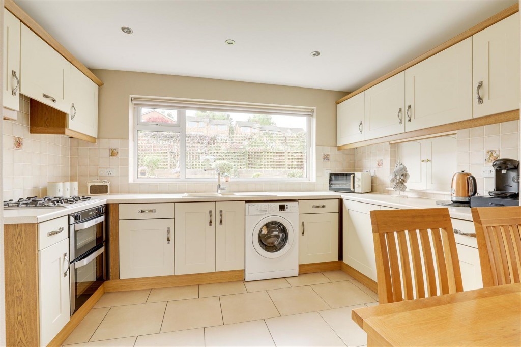 Middle Avenue, Carlton, Nottinghamshire, NG4 1PG