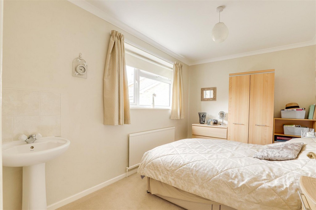 Middle Avenue, Carlton, Nottinghamshire, NG4 1PG