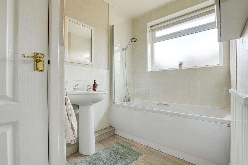 Middle Avenue, Carlton, Nottinghamshire, NG4 1PG