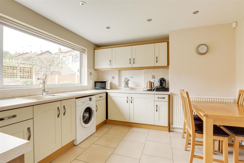 Middle Avenue, Carlton, Nottinghamshire, NG4 1PG