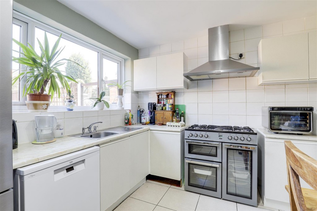 Chestnut Grove, Arnold, Nottinghamshire, NG5 8BD