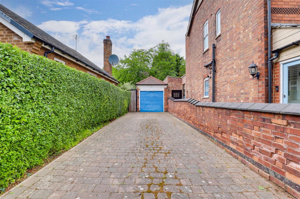 Burton Road, Carlton, Nottinghamshire, NG4 3BB