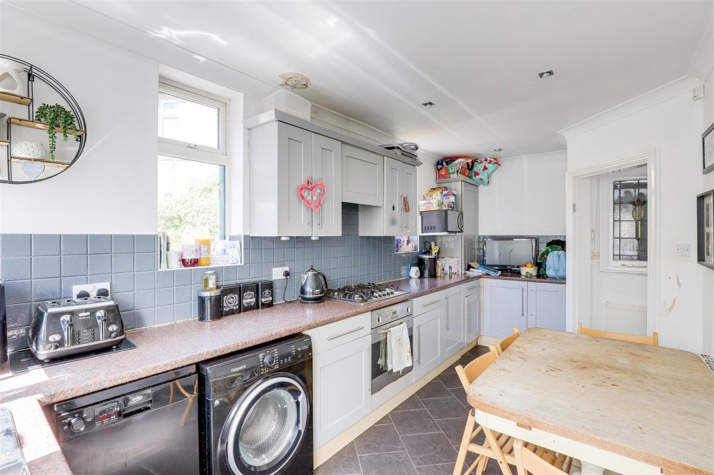 Yvonne Crescent, Carlton, Nottinghamshire, NG4 3AP