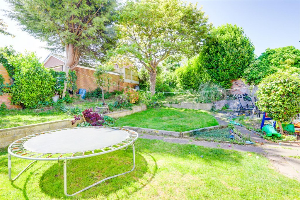 Yvonne Crescent, Carlton, Nottinghamshire, NG4 3AP