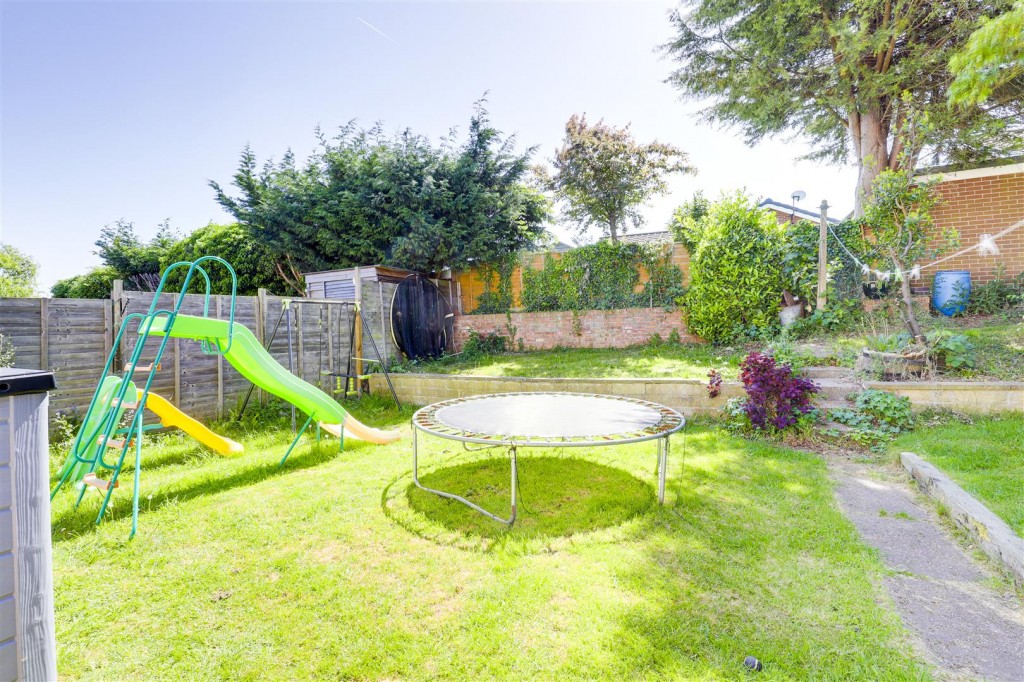 Yvonne Crescent, Carlton, Nottinghamshire, NG4 3AP