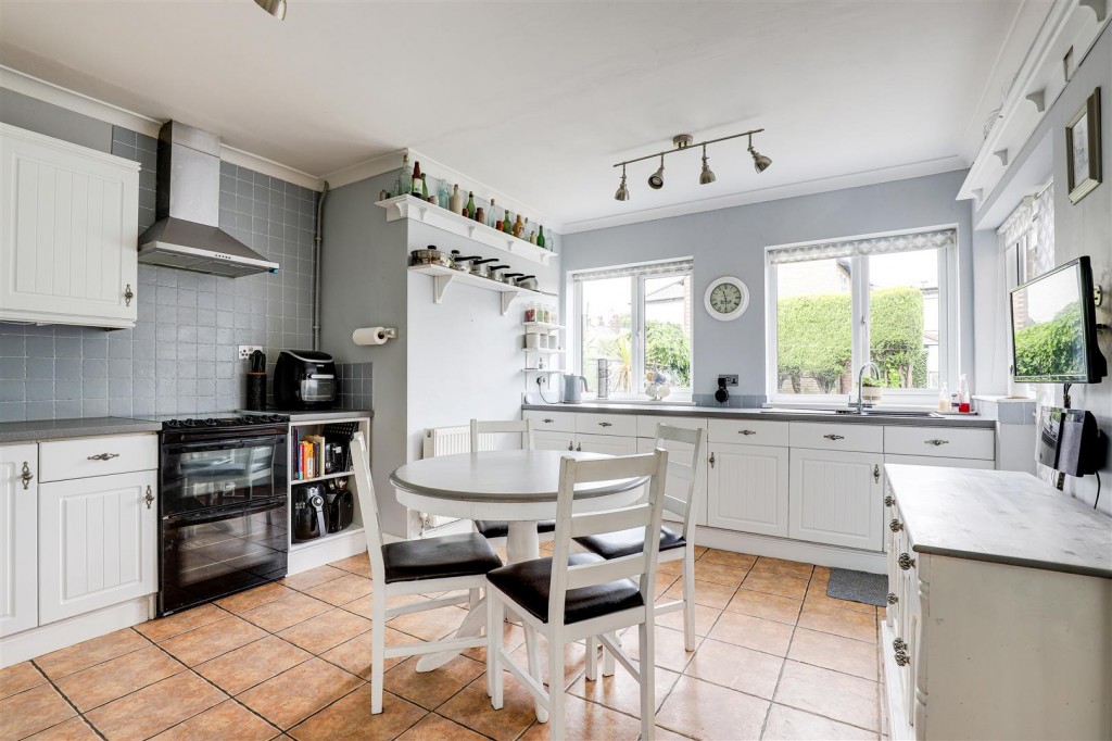Arnot Hill Road, Arnold, Nottinghamshire, NG5 6LJ
