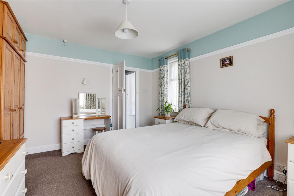 Arnot Hill Road, Arnold, Nottinghamshire, NG5 6LJ